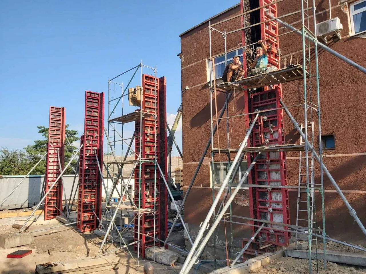 Vertical formwork for pouring 8.7-meter-high columns