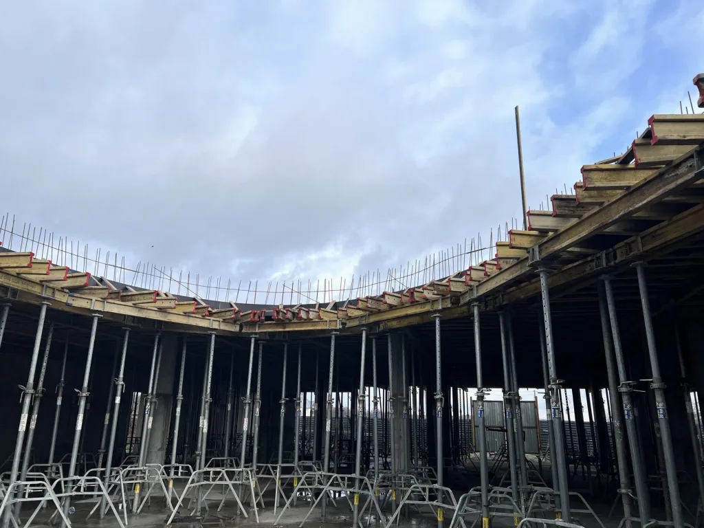1,300 m² of horizontal formwork for the administrative building of an agricultural enterprise