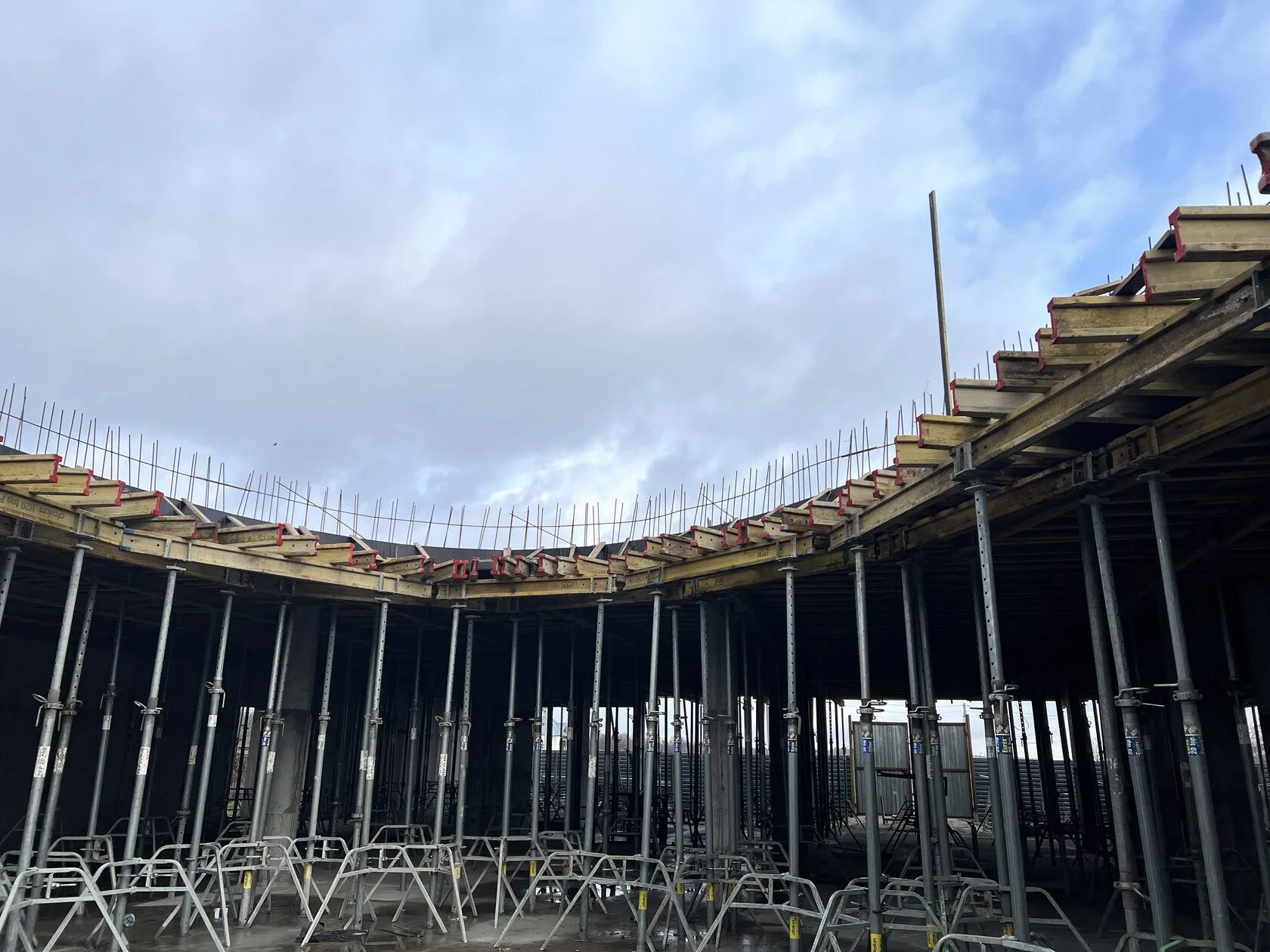 1,300 m² of horizontal formwork for the administrative building of an agricultural enterprise
