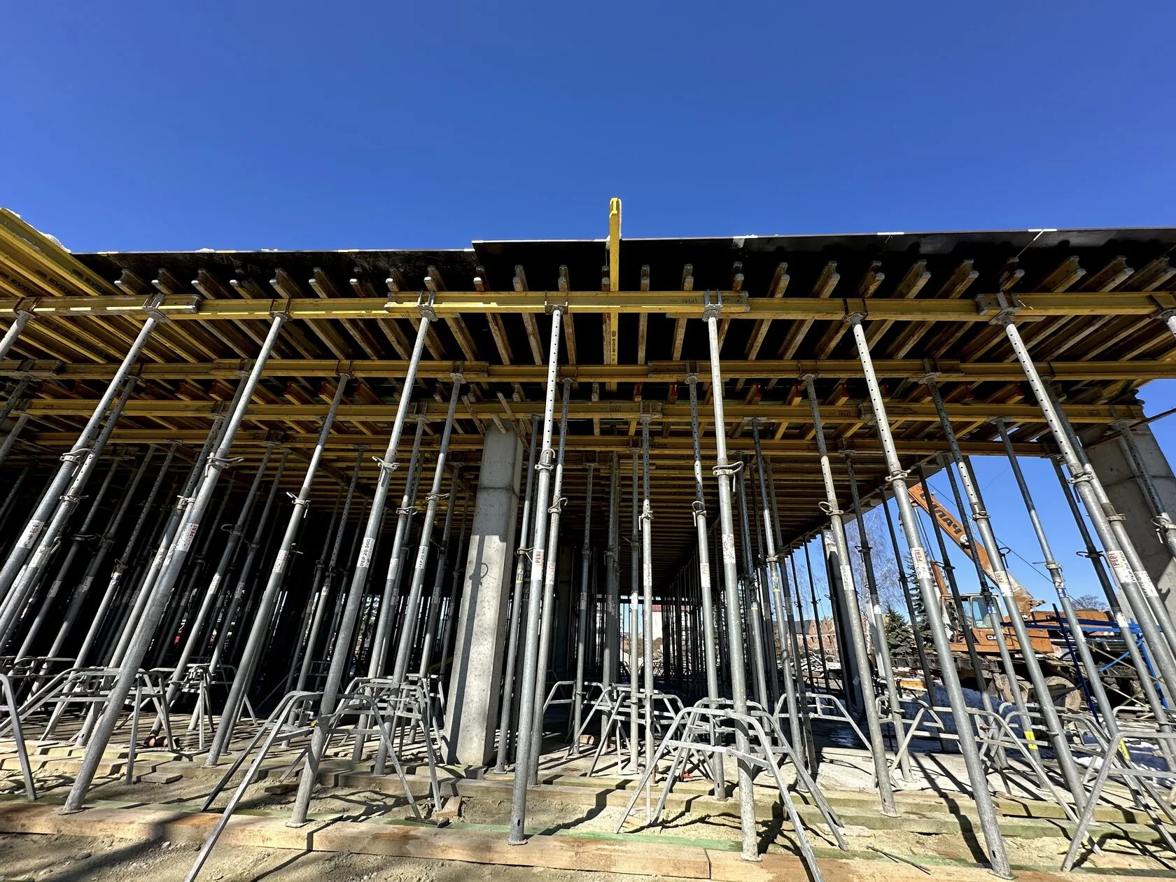 Formwork support elements: tripods, heads, and forkheads