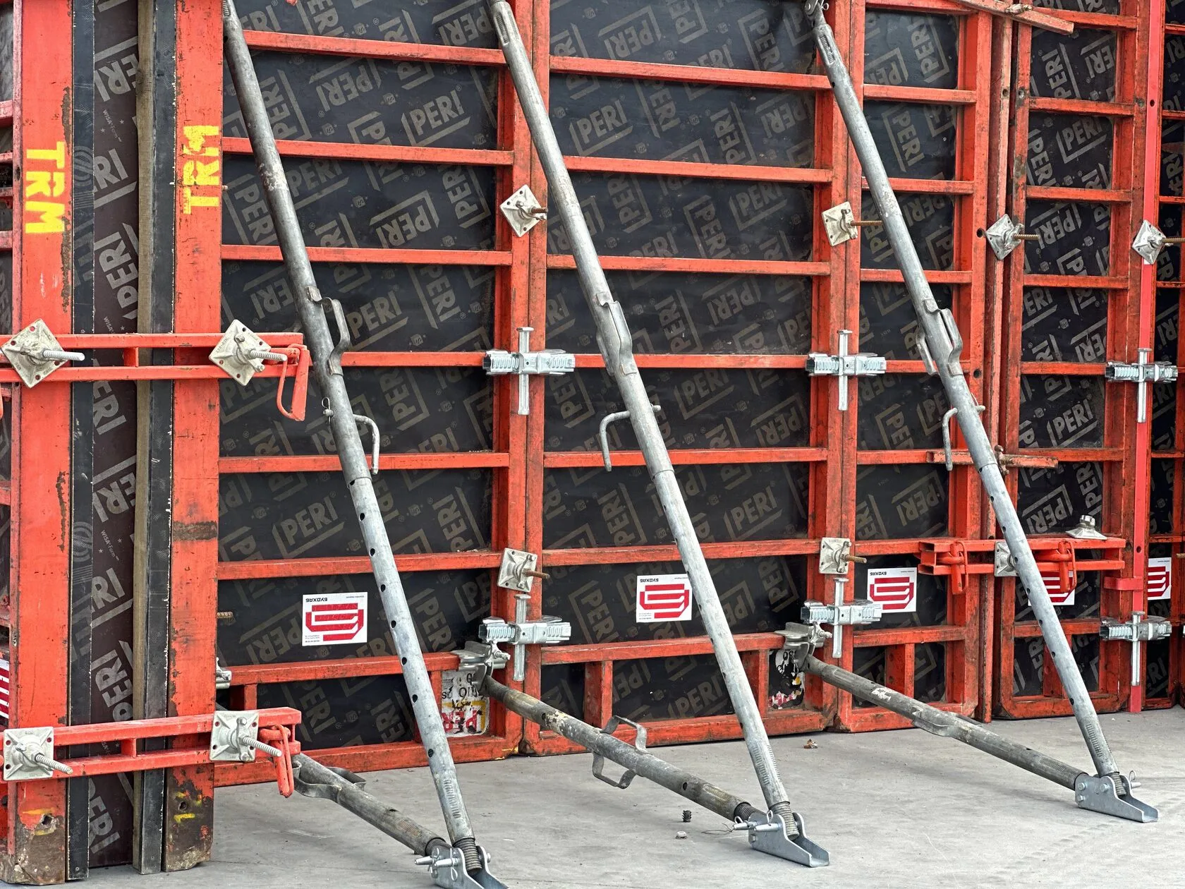 Installing push-pull props for framed formwork: step-by-step instructions