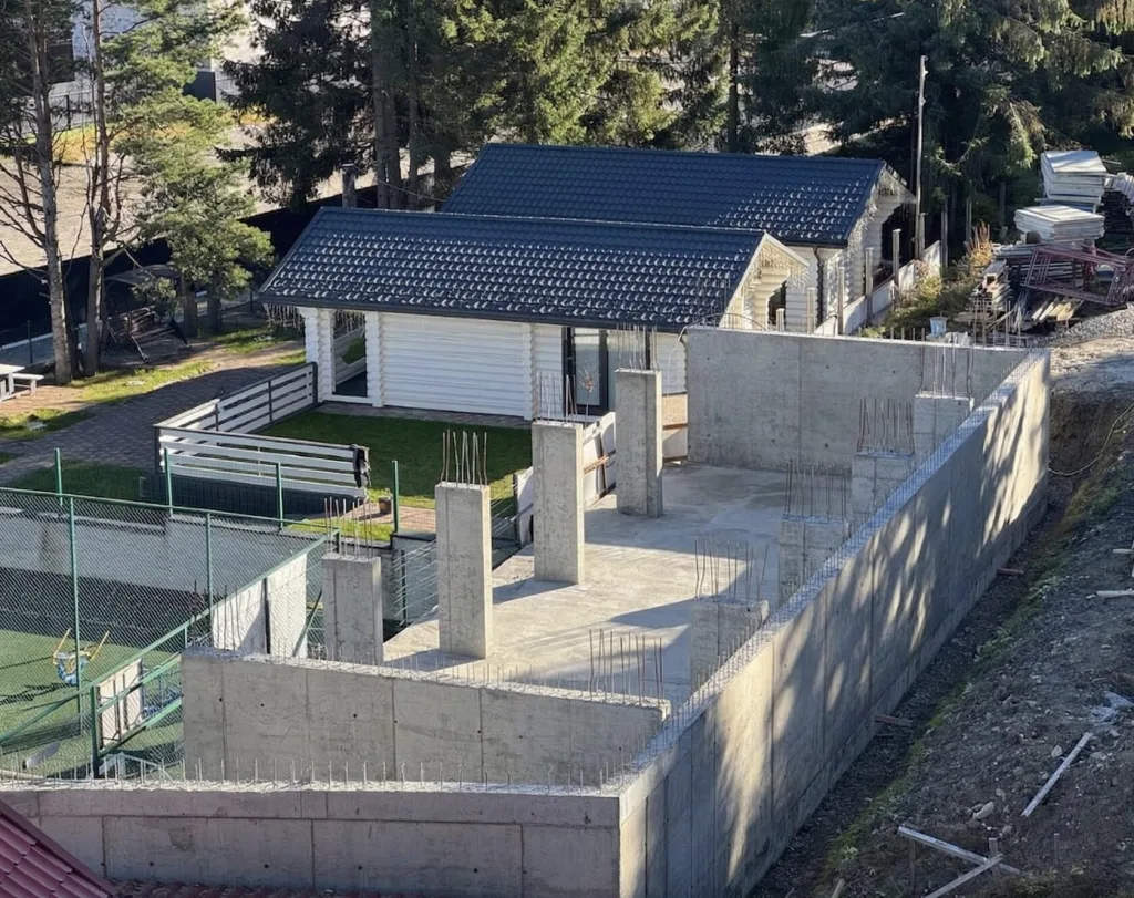 Framed formwork for the construction of a hotel complex in Yablunytsia